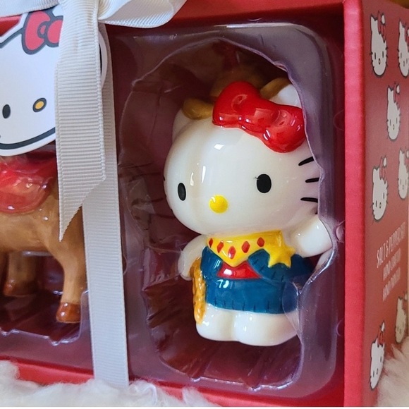Hello Kitty Salt and Pepper Shakers, Cowgirl and Horse. So Adorable!! NIB - Picture 3 of 7